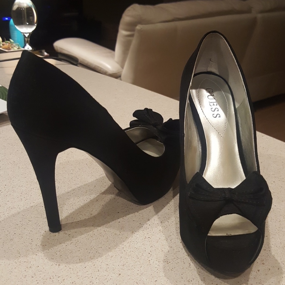 Platform peep-toe pumps